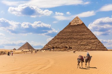 Mısır 'ın Giza çölündeki piramitler ve bedeviler.