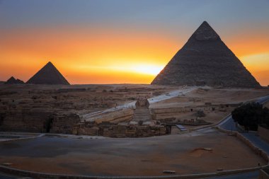 Piramitler ve Alacakaranlıkta Sfenks, Giza kompleksi, Mısır akşam görünümü