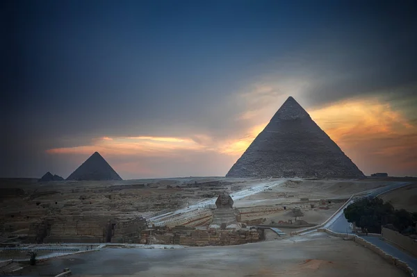 De piramides van Gizeh en de sfinx in de avond, Egypte — Stockfoto