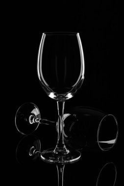 Siyah arkaplanda izole edilmiş boş şarap kadehleri