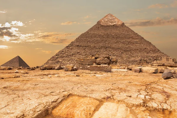 Η πυραμίδα του καφρό και η πυραμίδα της προβολής του Μένκαι στη Γκίζα, — Φωτογραφία Αρχείου