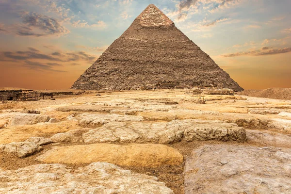 吉萨的切弗伦金字塔,日落景观 — 图库照片