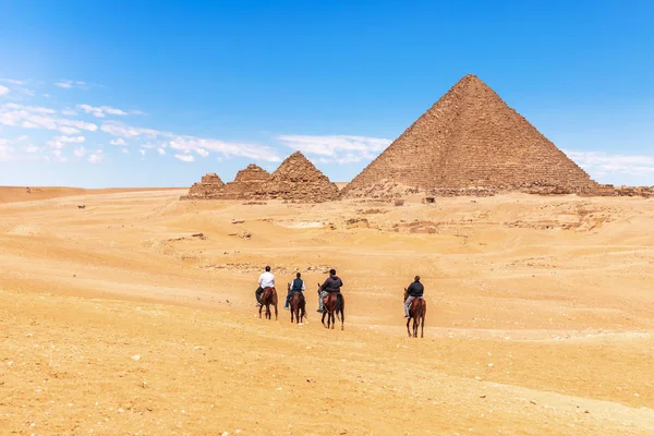 Passeios a cavalo perto das Grandes Pirâmides, Gizé, Egito — Fotografia de Stock
