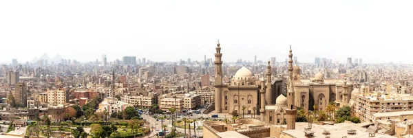 Panorama of Cairo, udsigt over moskeen Madrassa af Sultan Hassan - Stock-foto