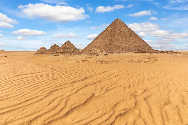 La piramide di Menkaure e le piccole piramidi nel bellissimo deserto di Giza, Egitto — Foto Stock