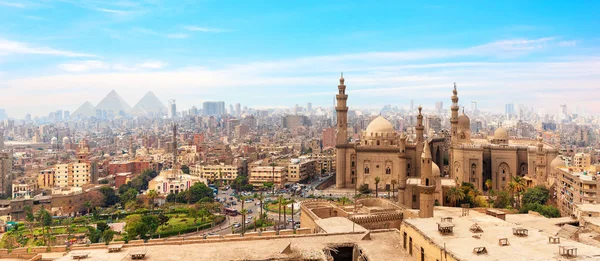 Sultan Hassans moske-Madrassa i panorama i Cairo, Egypten - Stock-foto