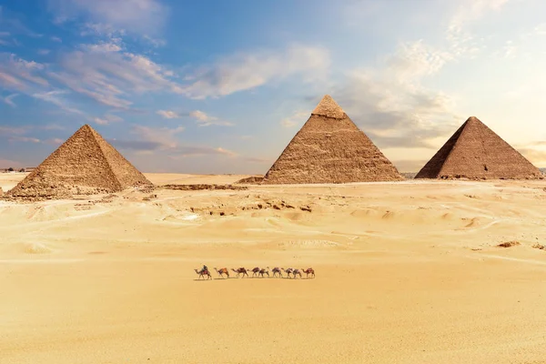 Vista das pirâmides no deserto de Gizé, Cairo, Egito — Fotografia de Stock