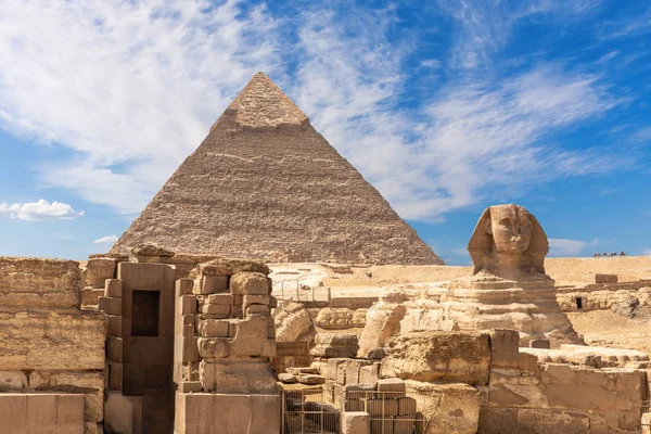 La Sfinge Grreat, rovine del tempio di Giza e il Puramid o — Foto Stock