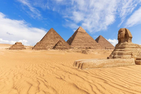 Красивый вид на пирамиды и Сфинкс в пустыне Гиза, Египет — стоковое фото