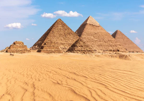 Συγκρότημα των πυραμίδες της Γκίζα στην Αίγυπτο, Ηλιόλουστη θέα — Φωτογραφία Αρχείου