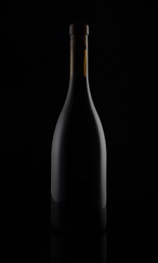 Koyu arka planda izole siyah mat şarap şişesi