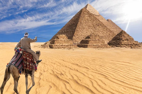 Een bedoeïenen van Gizeh-woestijn in de voorkant van de grote piramides, Egypte — Stockfoto