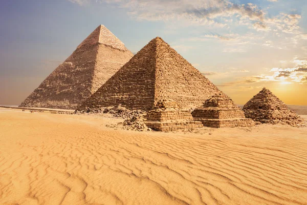 Wunderschöner Sonnenuntergang Blick auf die Pyramide des Menkaurus mit Gefährten und die Pyramide des Kephren, Ägypten — Stockfoto