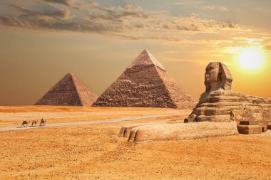 Giza gün batımında Sfenks ve Piramitler
