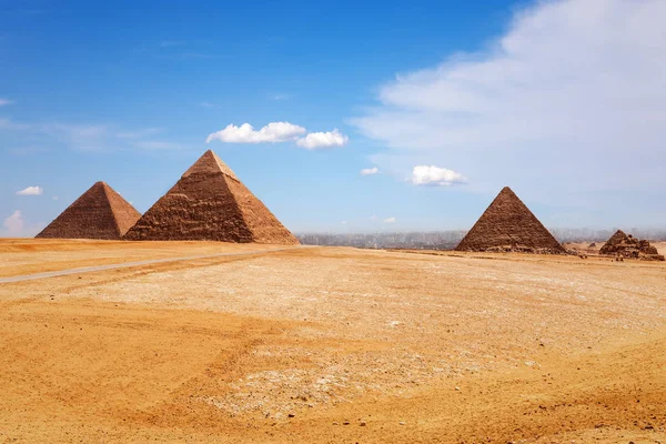 Solig dag i Giza-öknen, se på pyramiderna — Stockfoto