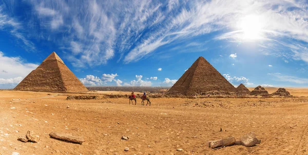 Beduínos perto das Pirâmides de Gizé, dia ensolarado panorama — Fotografia de Stock