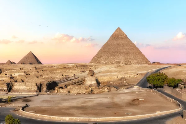 The Shpinx och pyramiderna, utsikt från Giza hotell, Egypten — Stockfoto