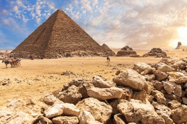 Giza Menkaure Piramit, güzel bir antik mezar, çöl manzarası
