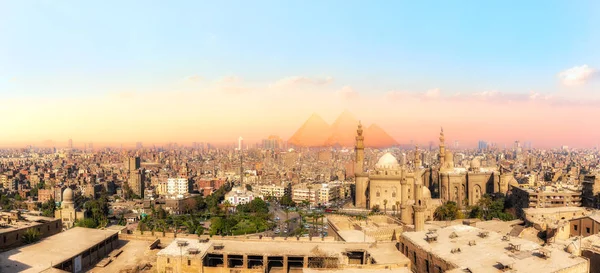 Vista panorâmica do Cairo: a Mesquita-Madrassa do Sultão Hassan , — Fotografia de Stock