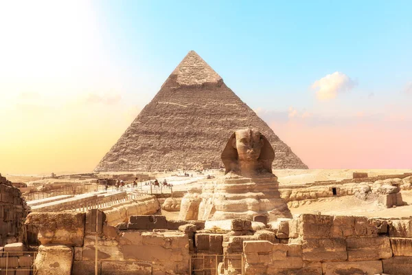 Rovine del tempio di Giza con la Sfinge e la Piramide di Ghafre, Egitto — Foto Stock