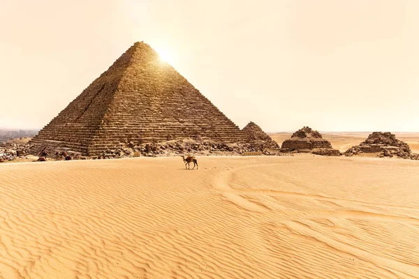 Utsikt på pyramiden av Menkaure och tre små pyramider i Giza — Stockfoto