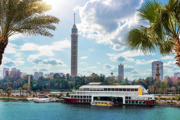 O Nilo no Cairo com navios e vista sobre a Torre de TV, Egito — Fotografia de Stock