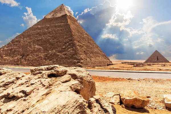A pirâmide de Chephren, a pirâmide de Menkaure, vista do — Fotografia de Stock