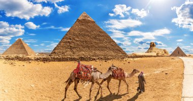 Piramitler ve Sfenks, Giz önünde deve ile Bedevi