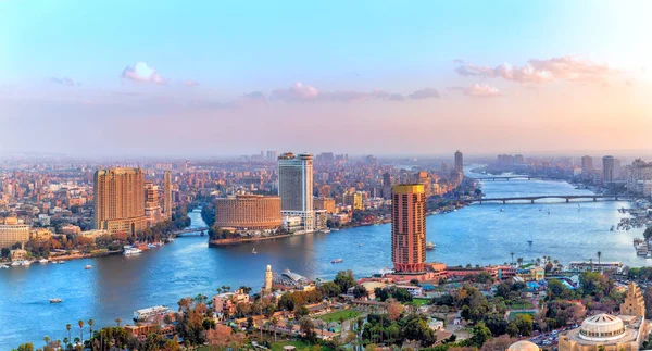 Kairo Innenstadt, Blick auf den Nil, die Wolkenkratzer und die Brücke — Stockfoto