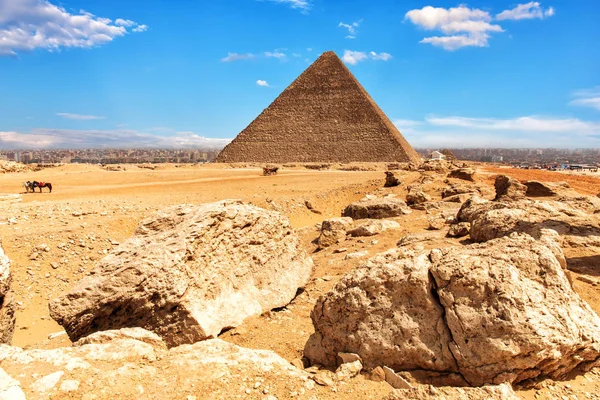 Pyramida v Cheops a kameny v poušti Giza, Egypt — Stock fotografie