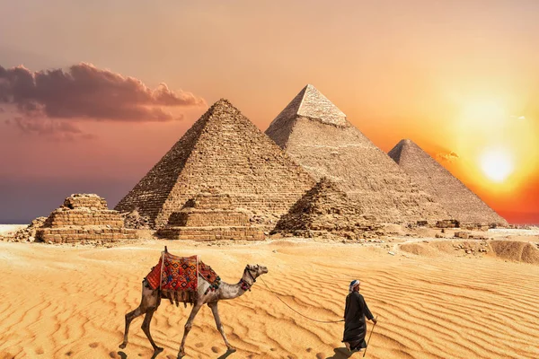 Komplex pyramid Giza v Egyptě, nádherný výhled na západ slunce — Stock fotografie