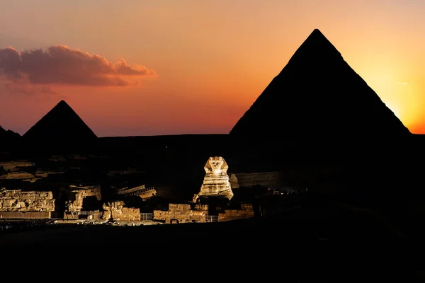 Piramidi e la Sfinge al crepuscolo, Giza, Egitto — Foto Stock