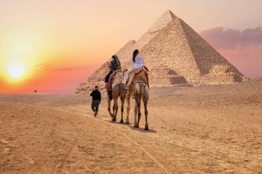 Büyük Giza Piramitleri yakınlarındaki develi turistler, Mısır