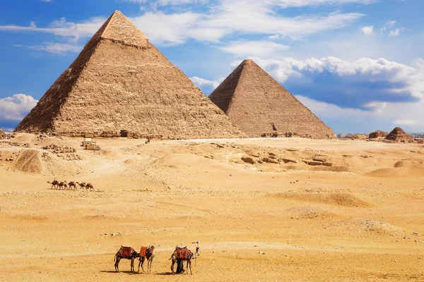 Beskåda på pyramiden av Khafre och pyramiden av Khufu, öken av Giza, Egypten — Stockfoto