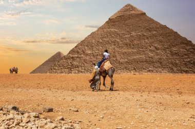 Mısır Büyük Piramitleri yakınlarındaki Giza çölünde Bedeviler