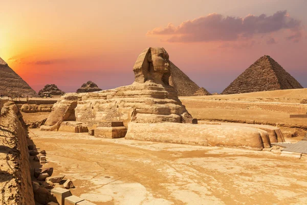 La Sfinge e le Piramidi, bella vista sul tramonto, Egitto — Foto Stock