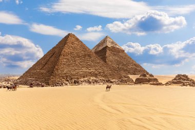 Mısır Ünlü Piramitleri ile Giza çöl, güzel gün görünümü