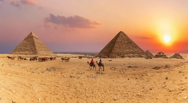 Coucher de soleil panorama des grandes pyramides de Gizeh, Egypte — Photo