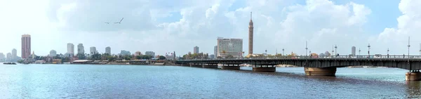 Prachtige Nijl Panorama, de brug en de toren van Caïro, Egypte — Stockfoto