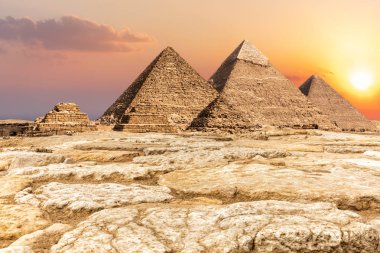 Giza Nekropolü, çöldeki ünlü Piramitler, Mısır