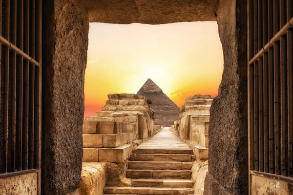 Chephrens Temple and the Pyramid of Chephren, Giza, Egypt — Stock Photo, Image