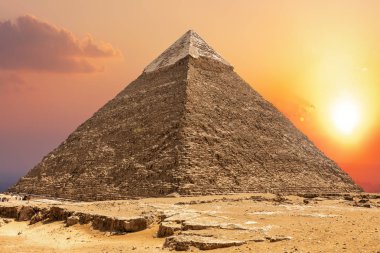 Ünlü Kephren Piramidi ve Giza'da gün batımı