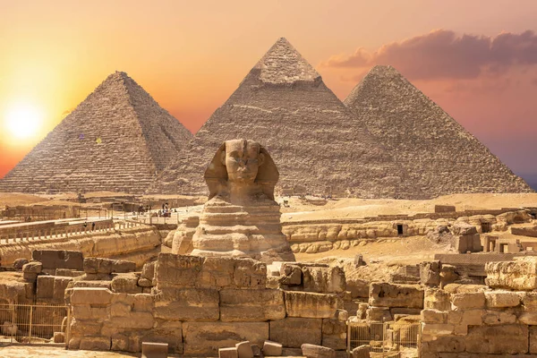 Сфинкс и пирамиды, знаменитое чудо света, Гиза, Египет — стоковое фото