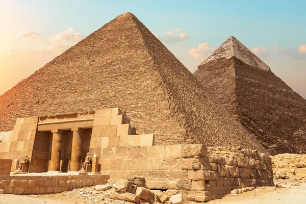 Mastaba av Seshemnefer IV och pyramiderna i Giza, Egypten — Stockfoto