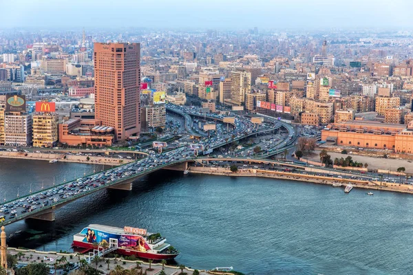 Pont sur le Nil et le centre-ville du Caire — Photo