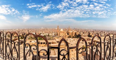 Kahire Kalesi'nin dövme çitinden Sultan Hasan Camii-Medresesi'ne bakış