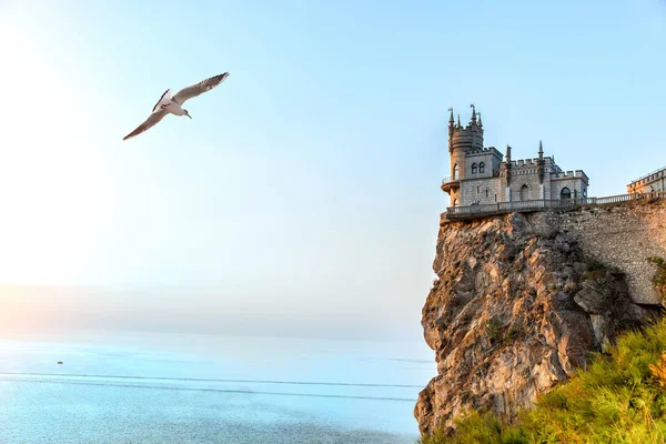 Beautiful Swallow Nest castle on the rock by the Black Sea, Crim — Stock Photo, Image