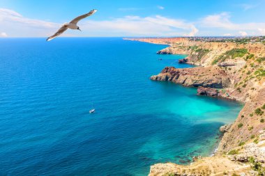 Kırım'da Güzel Cape Fiolent ve Karadeniz'in masmavi su