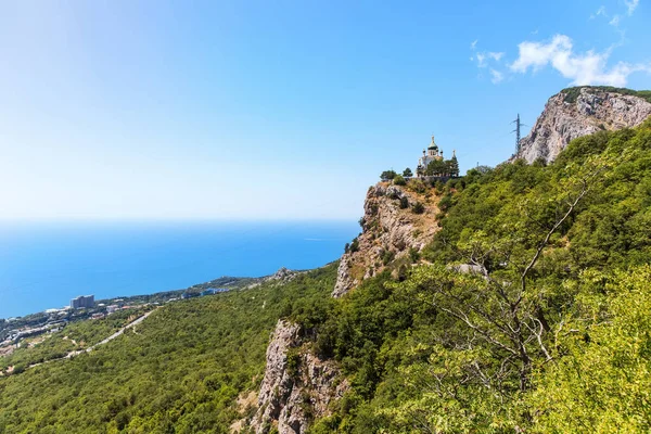 Vista sobre la ciudad de Foros y la Iglesia de Cristo Resurrección, Crimea, Ucrania — Foto de Stock