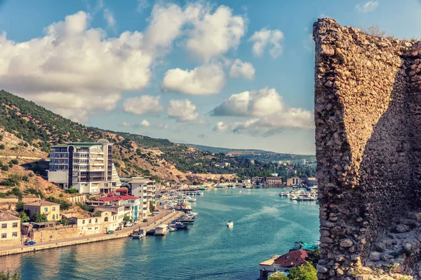 Blick auf die Balaklava-Bucht von den Ruinen der Cembalo-Mauern von Genua, Krim — Stockfoto